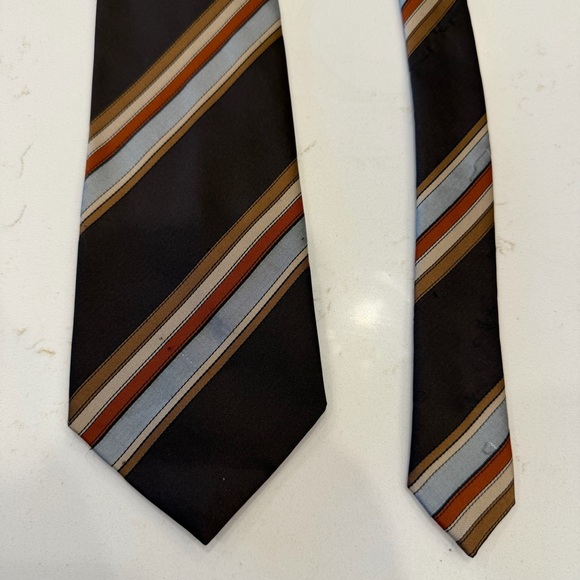 Vintage 1970s Gucci Silk Necktie Brown Striped
Made in Italy. Designer tie - Picture 4 of 5